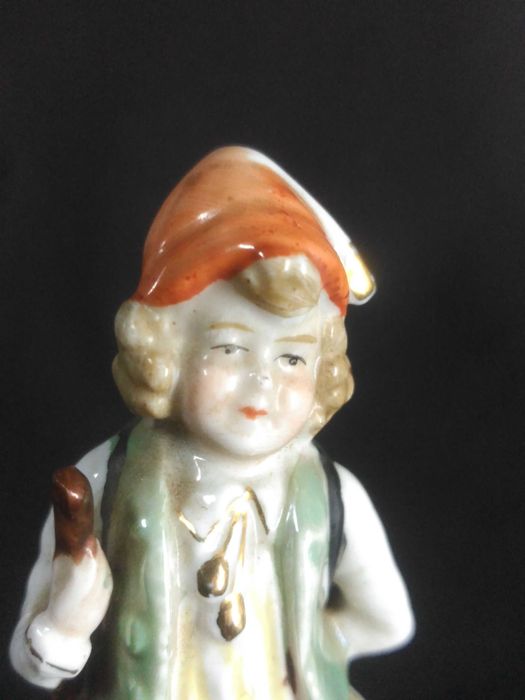 Figura de menino em biscuit