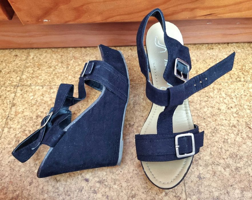 Sandálias pretas de cunha Tino González, tamanho 38