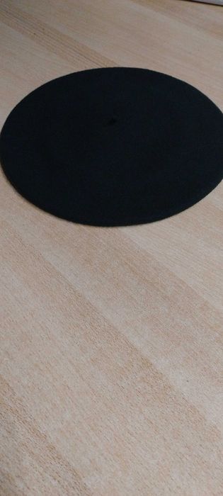 Beret z antenką w kolorze ciemnozielony.