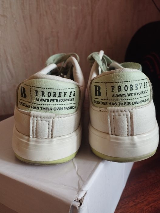 Белые кеды кроссовки 
В хорошем