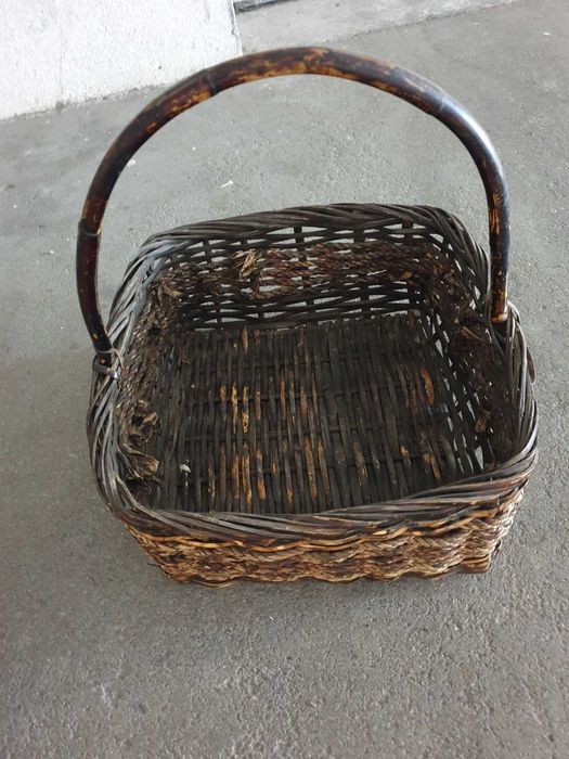 Vários cestos de vime