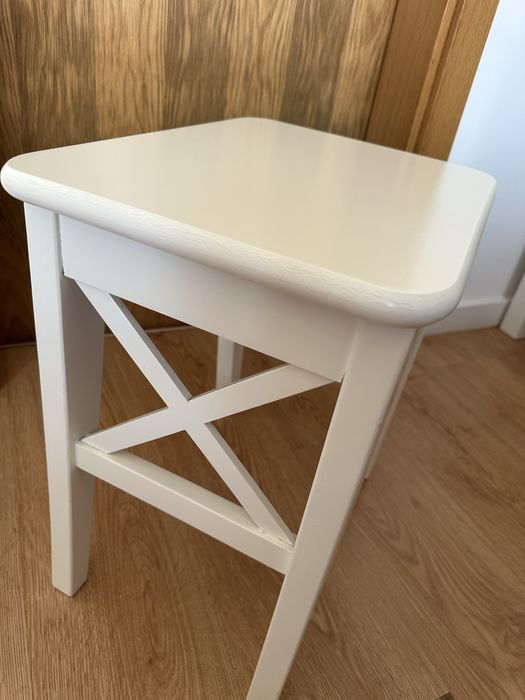 Vendo 2 banco branco Ingolf novos