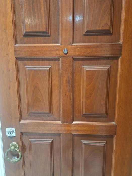 Vendo porta de entrada em mogno Maciço