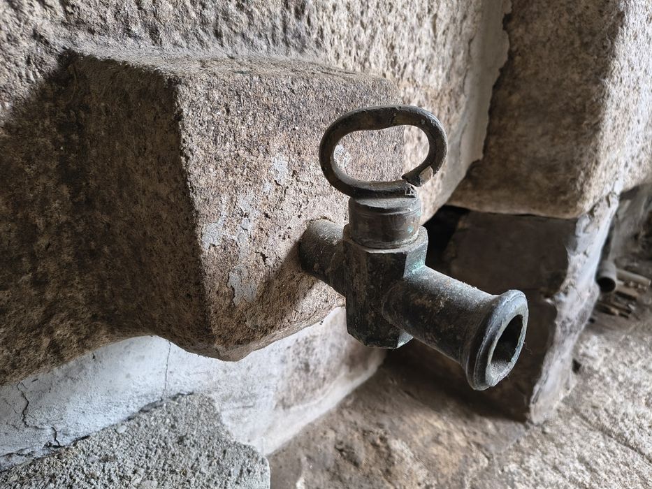 Lagar Monolítico Centenário em Granito –Peça Única com Bica e Torneira