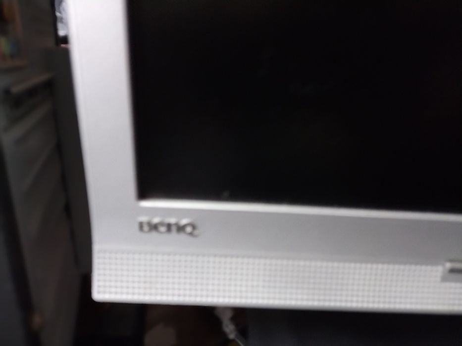 Komputer z monitorem i klawiatura