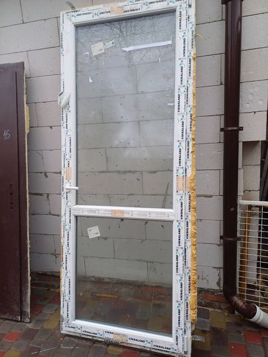 Продам дверь и  2 окна