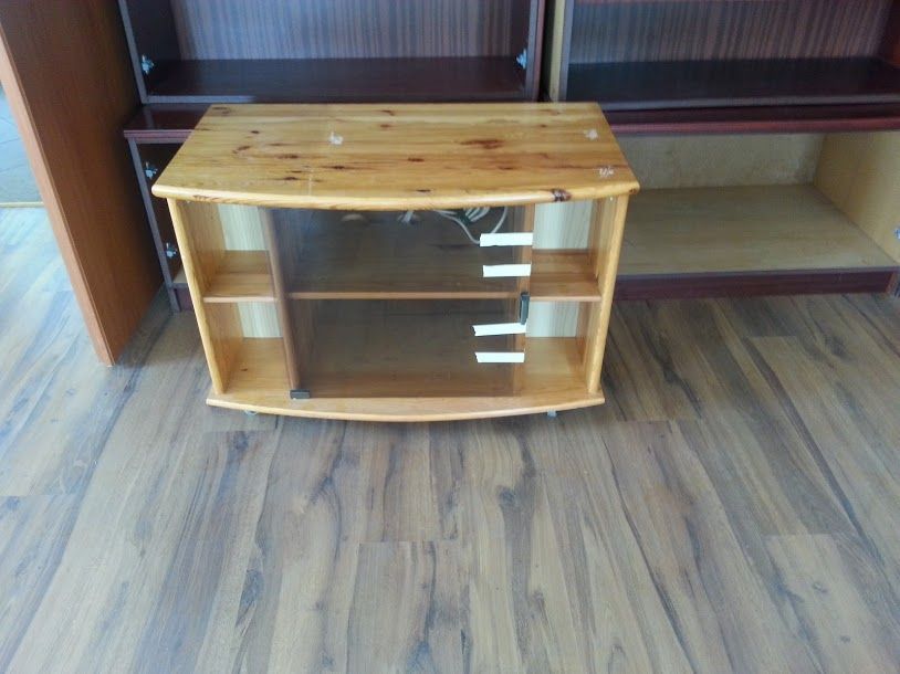 szafka RTV sosnowa na kółkach z szybą