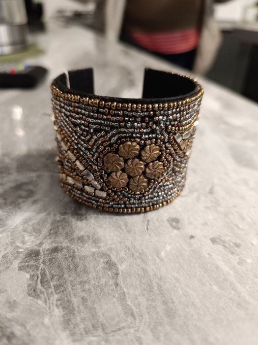 Браслет з бісеру та паєток