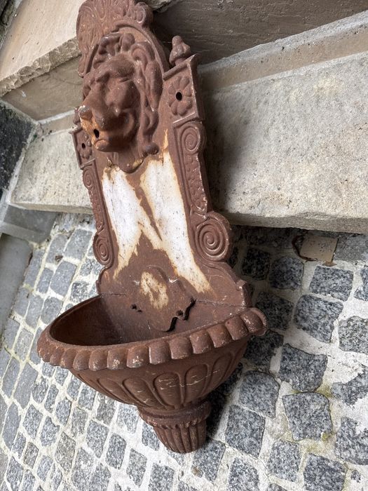 Stary zeliwny solidny zlew ogrodowy nascienny