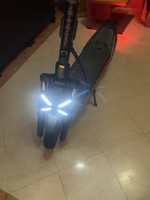 Trotinete elétrica impecável + capacete (caixa original)