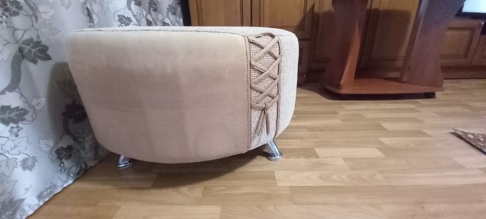 Пуфик большой на 4 ножках