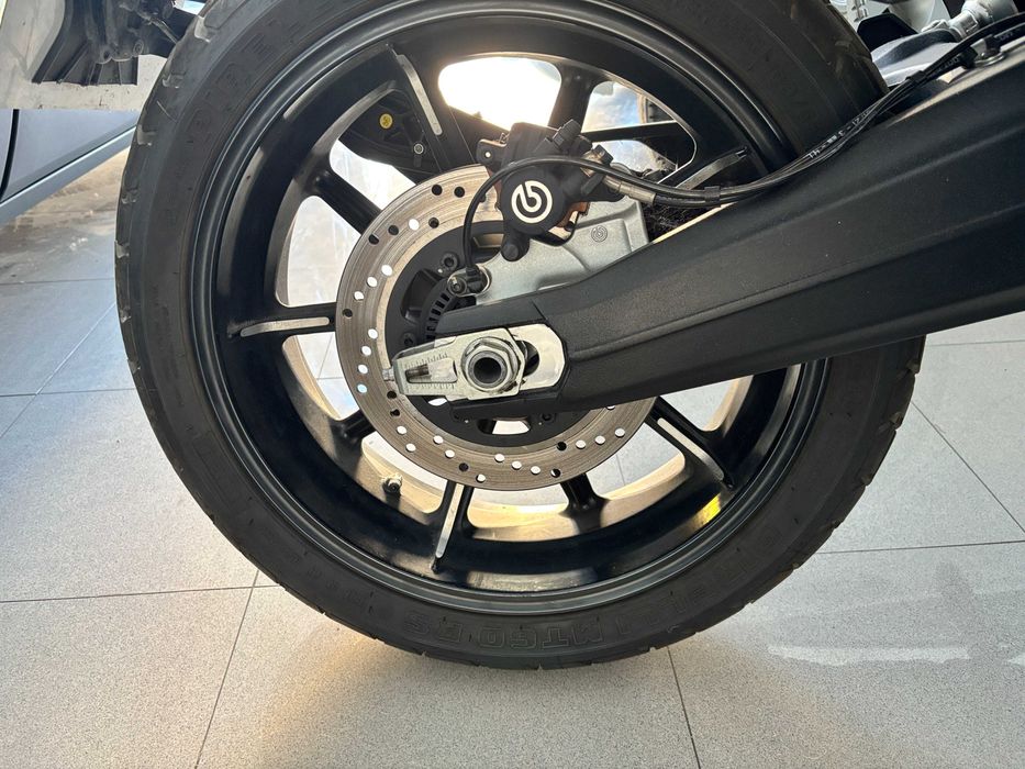Motociclo Ducati Scrambler 1100 em excelente estado de conservação