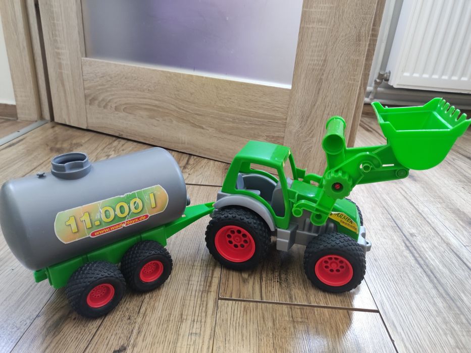 Zabawką traktor z przyczepą