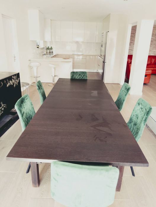 Mesa de jantar extensível com seis cadeiras de veludo