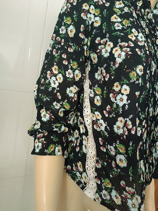 Blusa Senhora preta com flores. Tamanho M