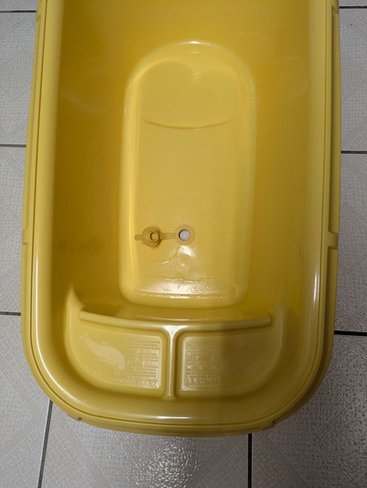 Banheira amarela de bebé em plástico
