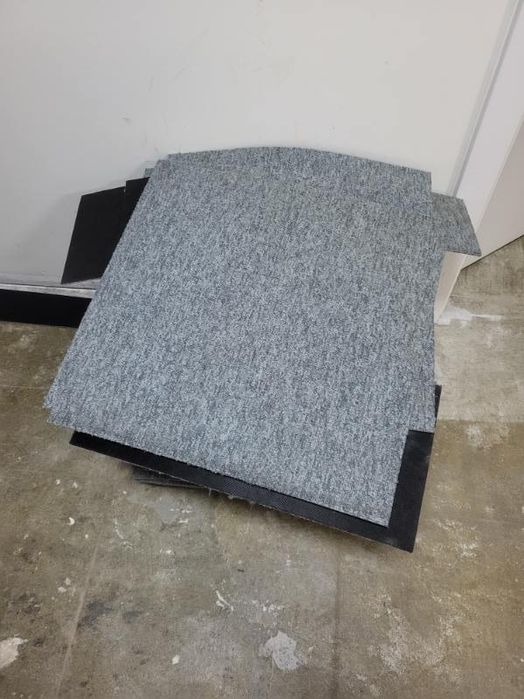 Wykładzina dywanowa w kwadratach