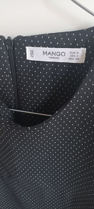 Vestido preto com pintas brancas