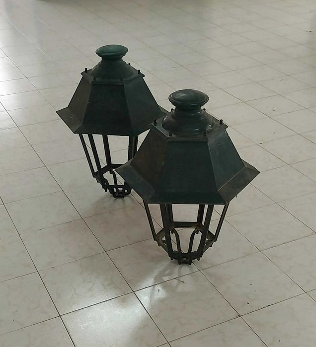 Antigo e Grande Par de Lanternas em Chapa e Ferro Fundido. Antigo Trabalho de Latoaria Artesanal
