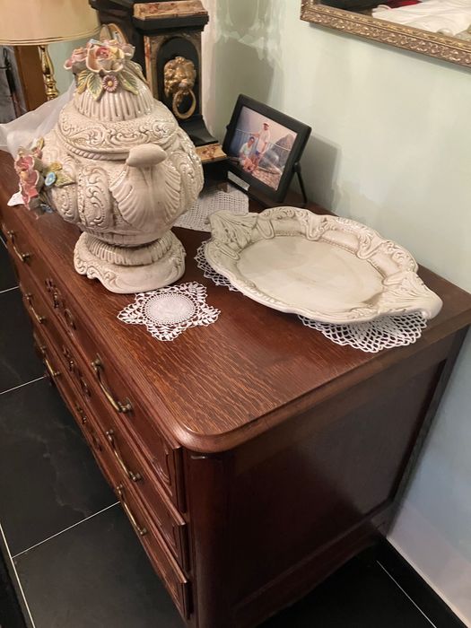 Waza porcelanowa z pokrywką i talerzem.