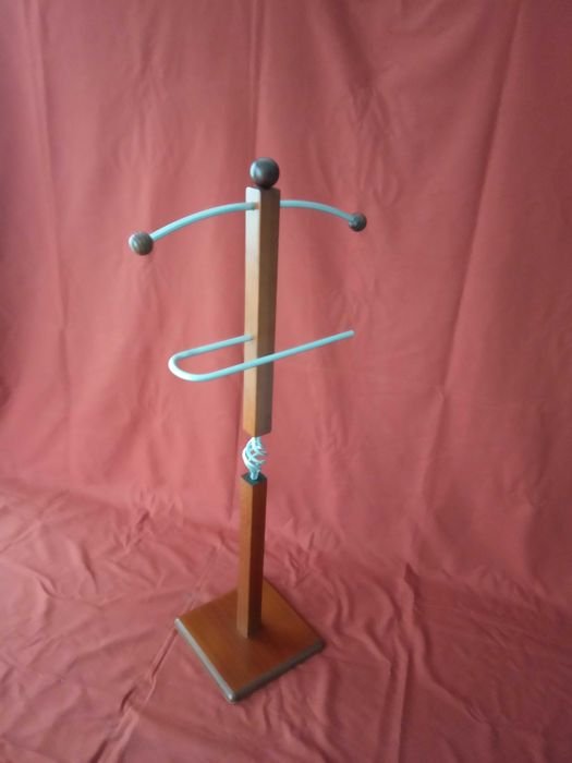 Cabide para quarto em ferro e madeira