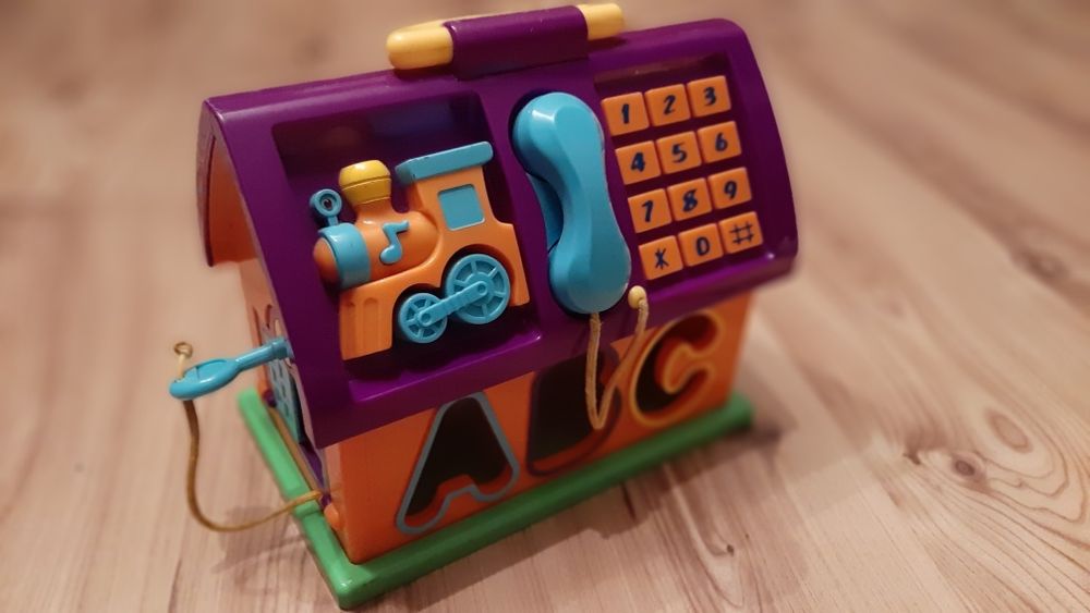 Interaktywny domek dla maluszka