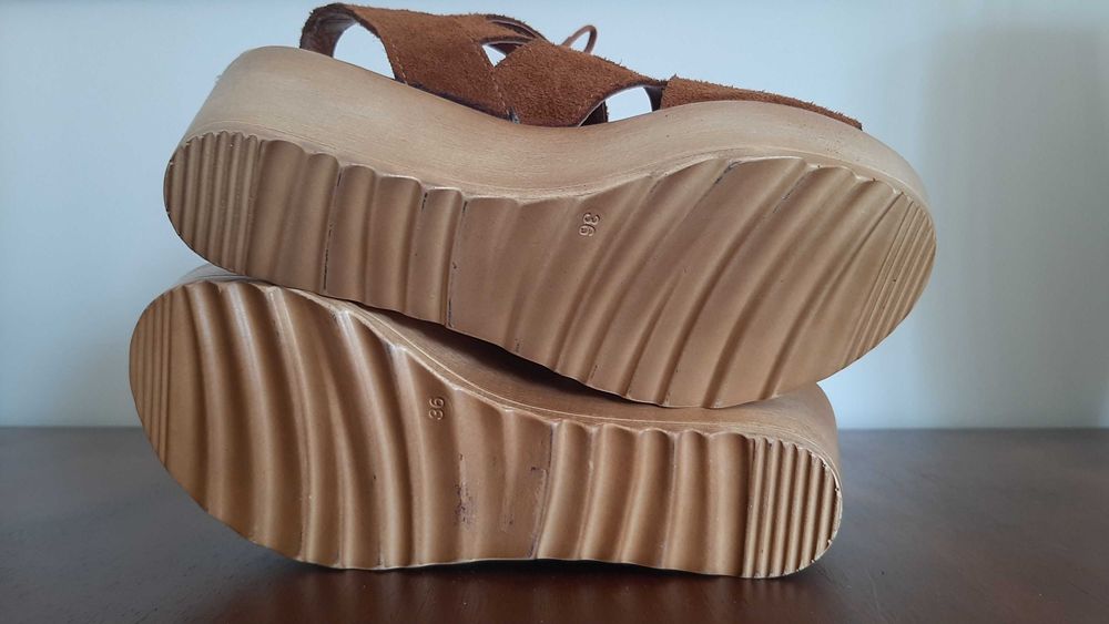 QUASE NOVAS Sandálias compensadas pele/camurça castanhas 36