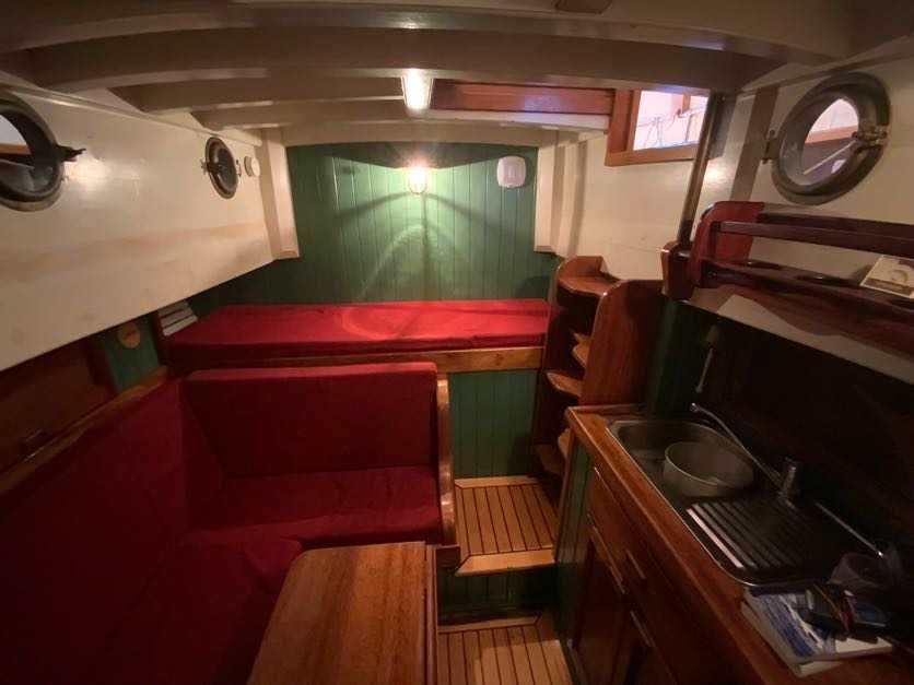 Iate à vela clássica de madeira, com 2 jogos completos de velas e motor interno Perkins.