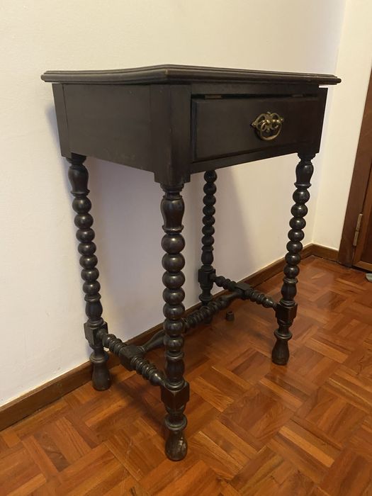 Mesinha de Apoio Vintage em Madeira Escura