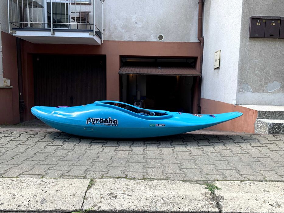 Kajak górski krótki, half-slice, playboat - Pyranha FIRECRACKER 242 M