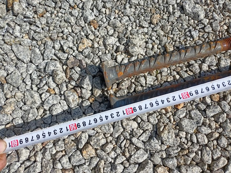 Szpilki metalowe.