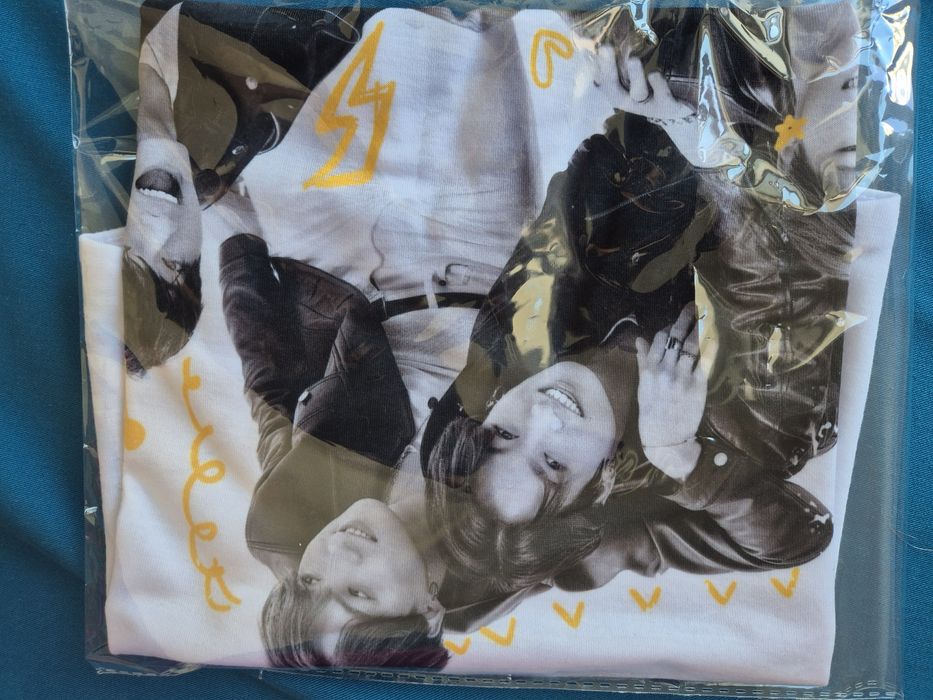 Duas T-shirts K-pop para crianças 6 e 8 anos