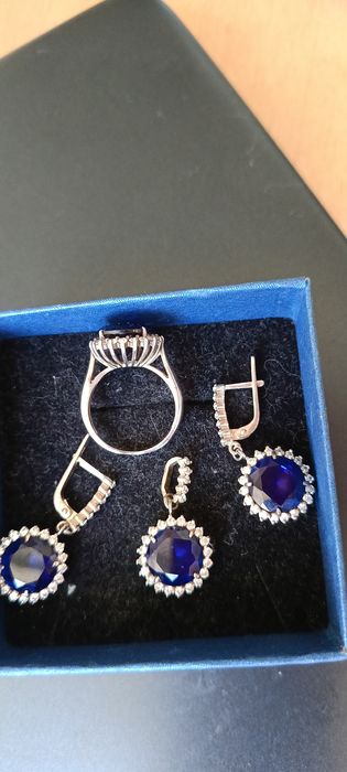 Продам сережки срібні з  сапфіром, можна набором