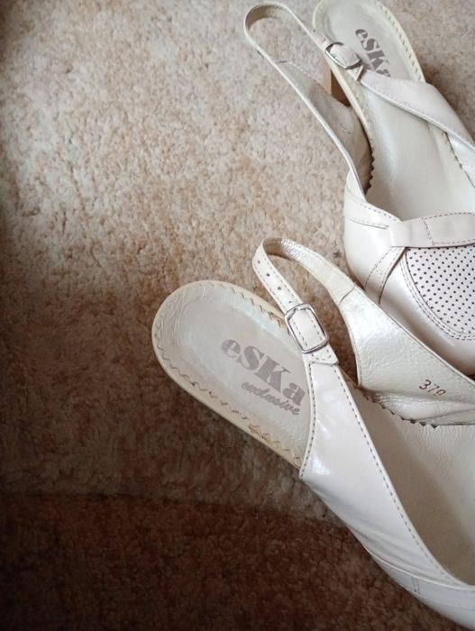 Buty damskie  ecru na obcasie