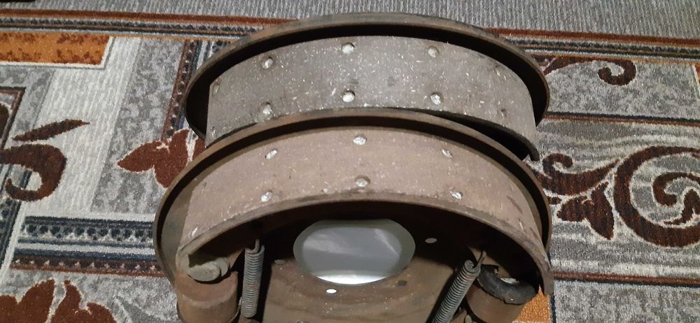 Гальмівний щит УАЗ в зборі