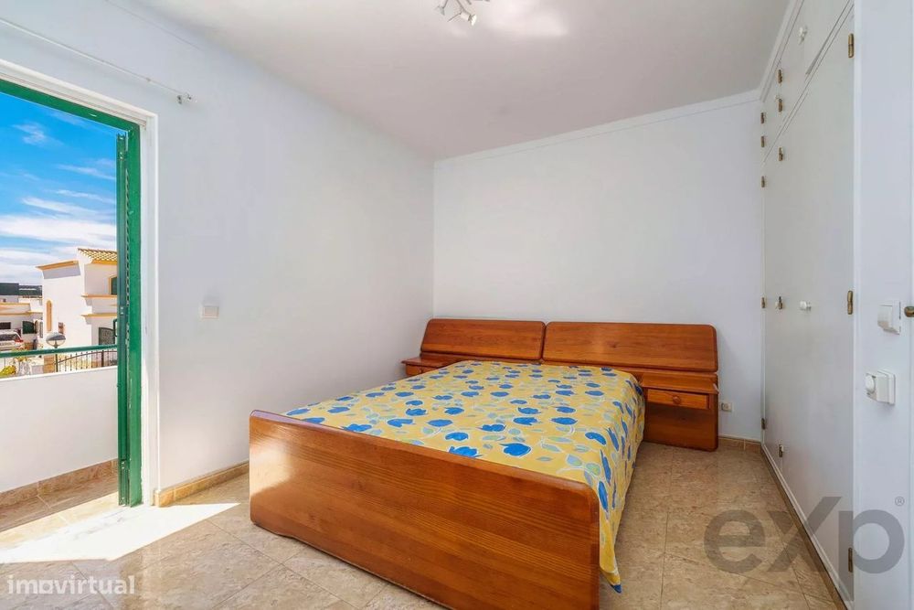 Moradia T2+1 com quintal e terraços com vista mar em Olhão, junto à Ri