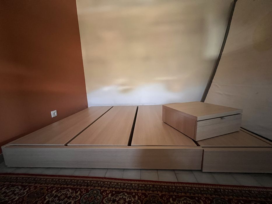 Cama e Mesa de Cabeceira em bom estado