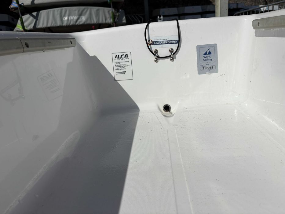 Barco - ILCA 217935 - 4 (base + vela) e 6 (base + 2 velas), 2021, 3 velas, carrinho, capa, foils - usado