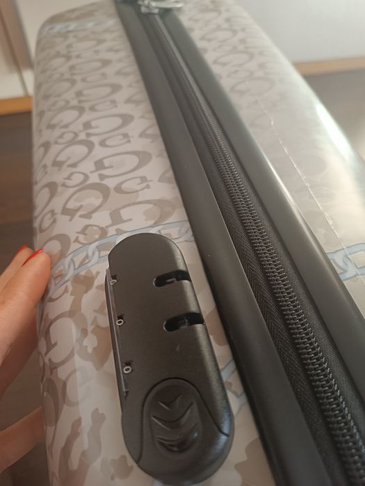 Walizka kabinowa Guess