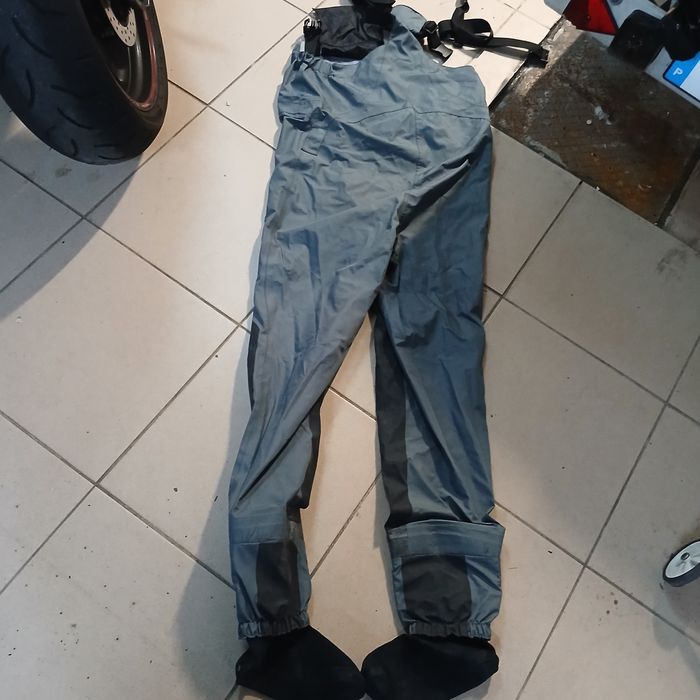 Calça com bota para pesca
