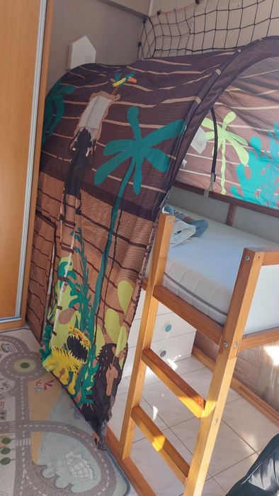 Cama de Ikea Kura com colchão e acessórios