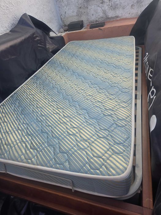 Cama solteiro semi-nova