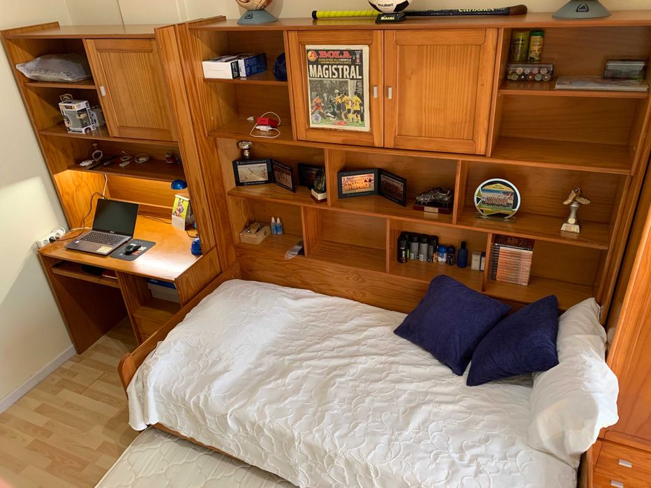 Conjunto de Quarto em Madeira Maciça – Cama, Secretária e Estante