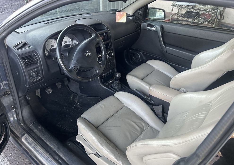 Opel Astra Bertone na części