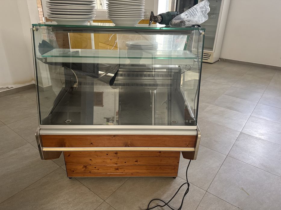 Vitrine para Exposicao com esgoto