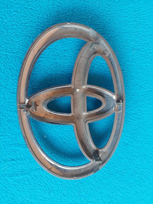 Емблема Toyota Highlander 2007–2013) оригінал кріплення цілі эмблема