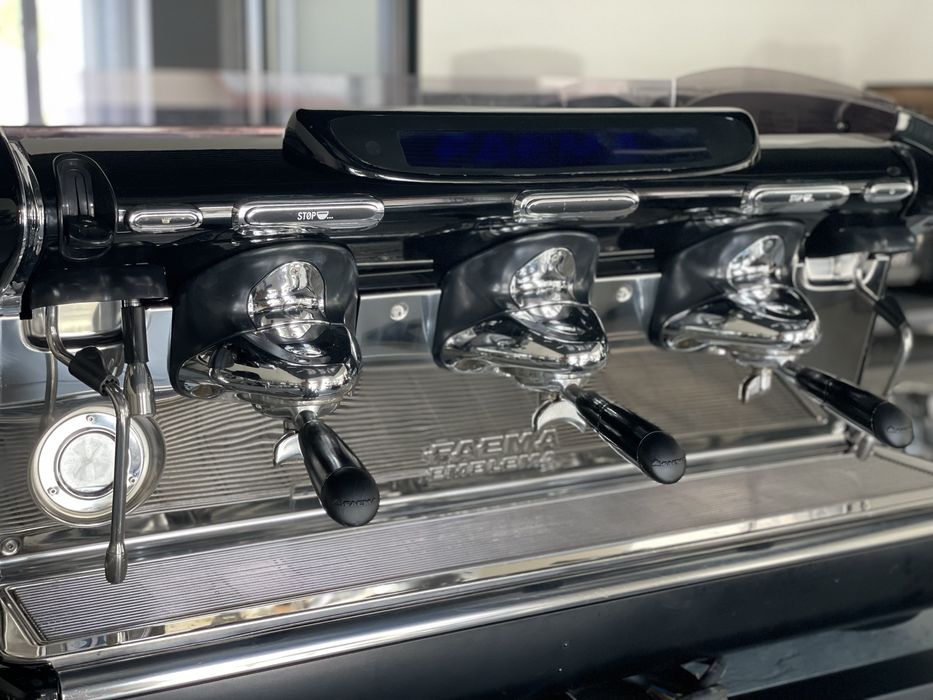 Кавомашина професійна Faema Emblema