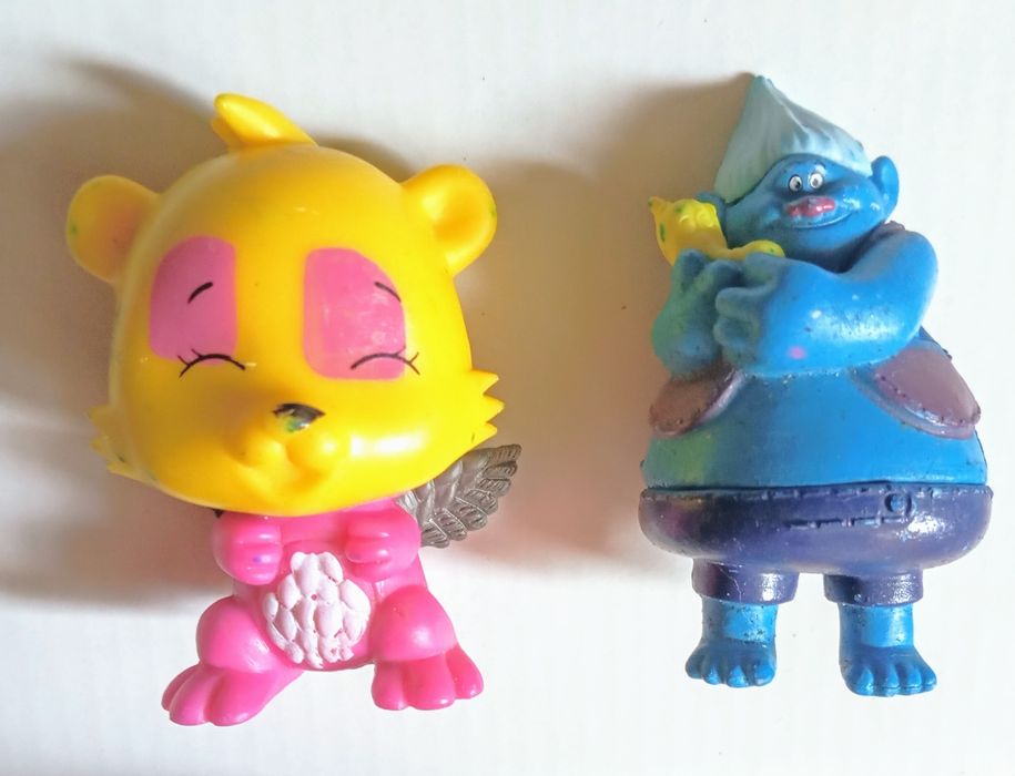 Dois bonecos 2-5€.