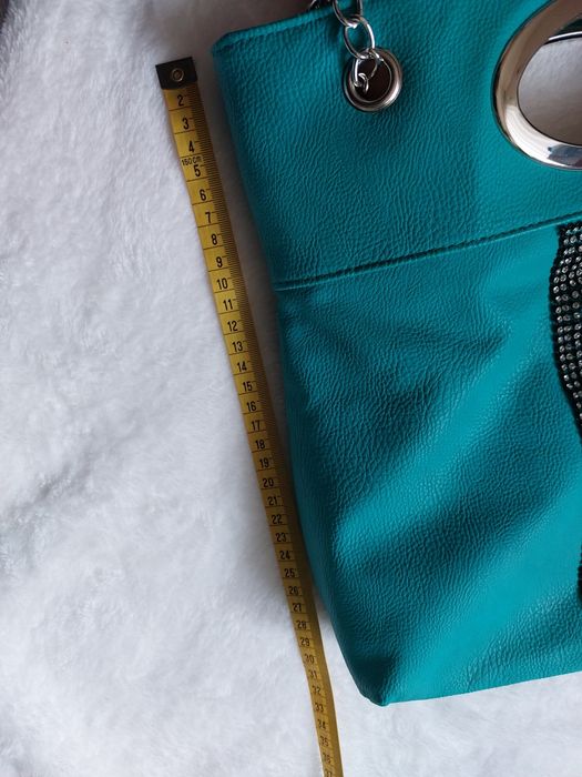 Torebka na srebrnym łańcuszku