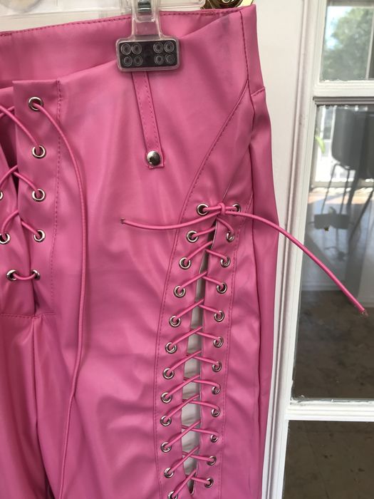 Calças em pele rosa com cordões (38/M)